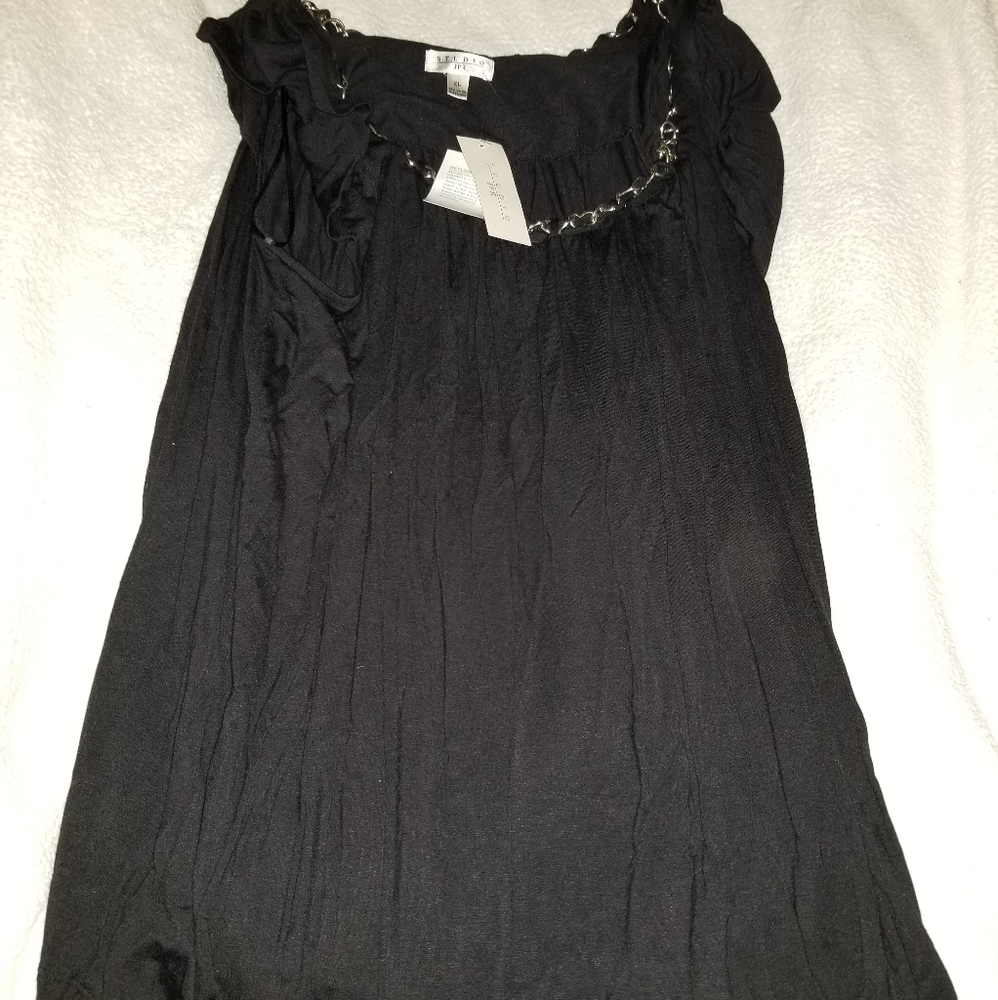Shortsleve black top with chain detail neckline